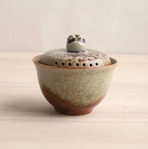 handmade ice crack glaze frog gaiwan style a side view